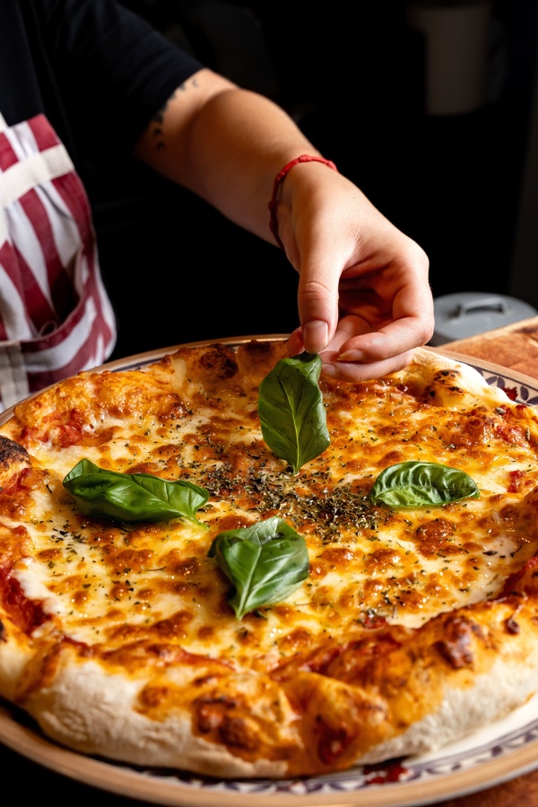 Pizza con albahaca