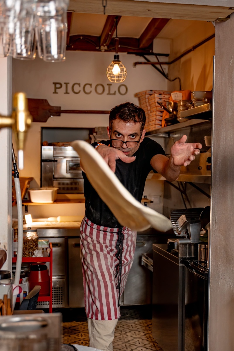 Pizzero lanzando masa