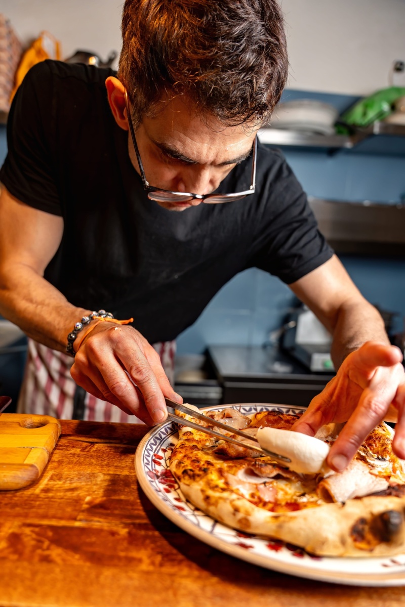 Colocando mozzarella